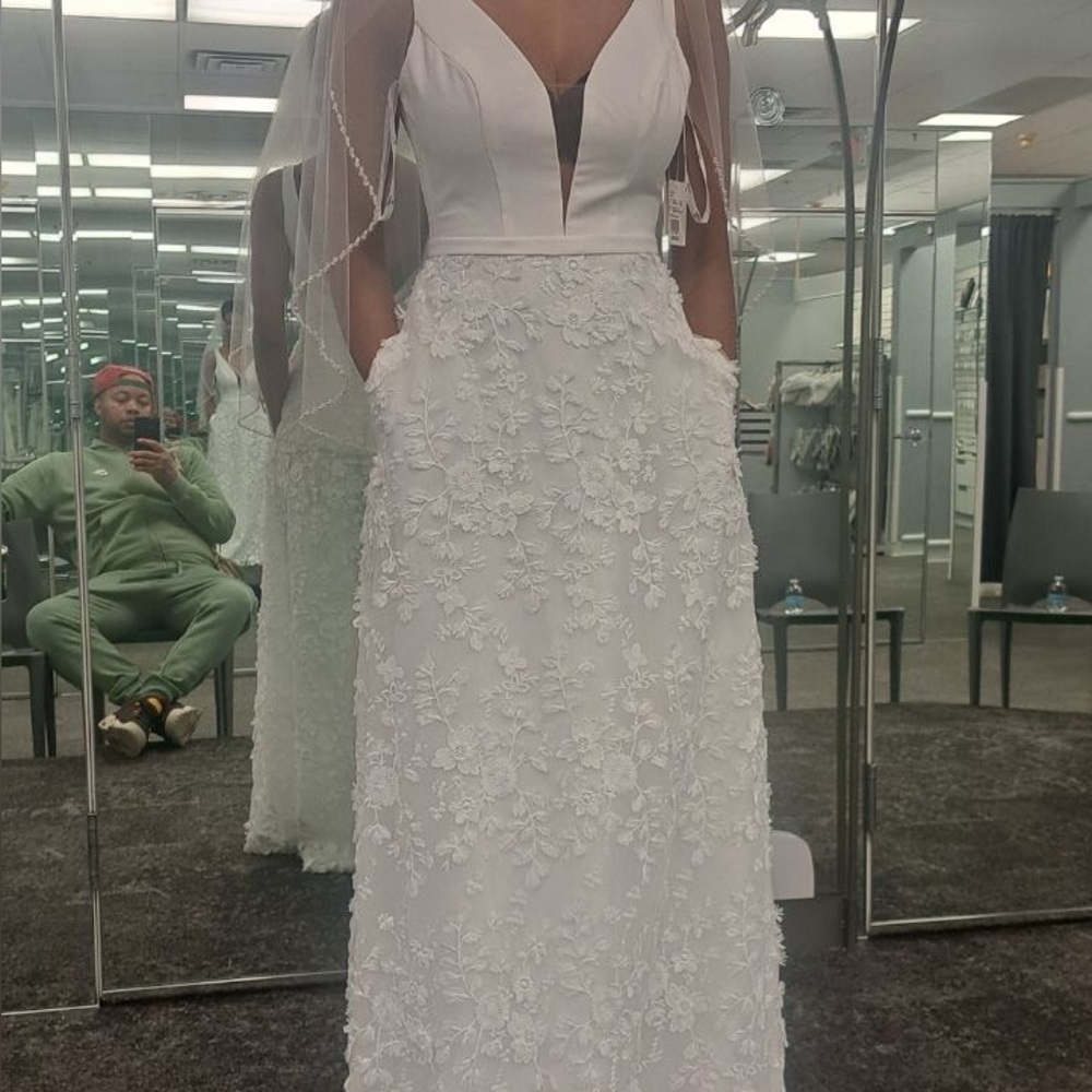 Chic White Floral Lace Wedding Dress